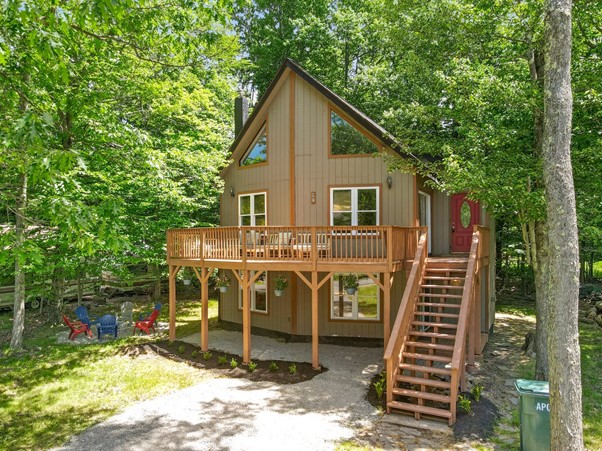 A  7500 square foot vacation rental that allows pets located near Tobyhanna 